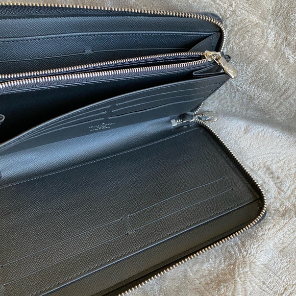 SOLD. Louis Vuitton large zippy organizer - Picture 9 of 10